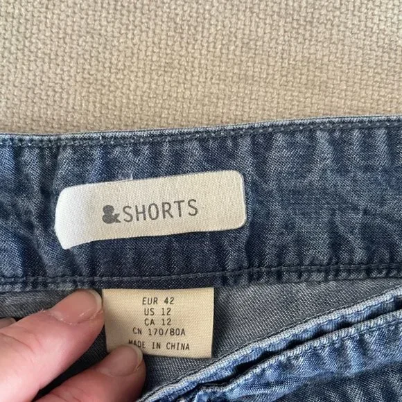 H&M lightweight jean shorts. - Picture 2 of 4